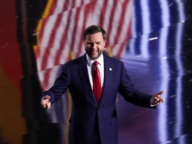 JD Vance chama democratas de “partido do ódio” em ato republicano