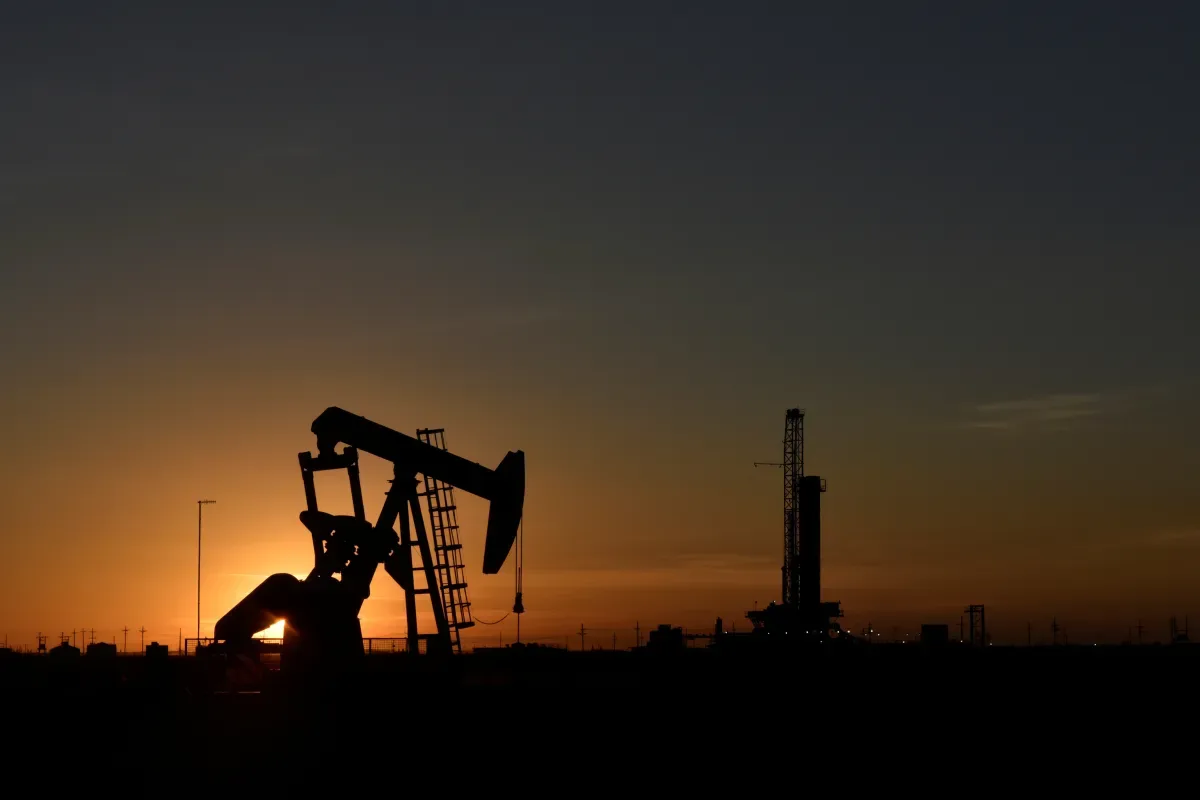 Gargalo no Estreito de Ormuz impulsiona petróleo e eleva alerta sobre oferta