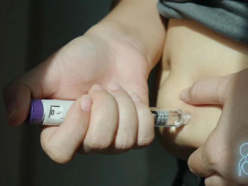Estudo associa medicamentos GLP-1 a mais alterações nas unhas e no cabelo