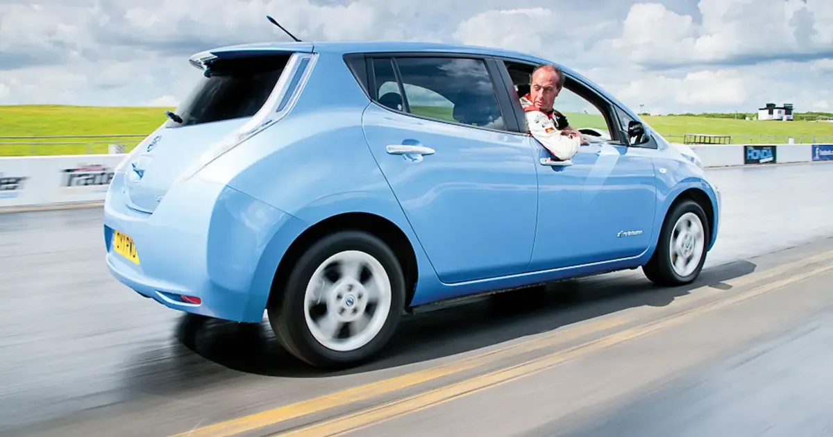 Por que a ré não entra enquanto o carro elétrico avança