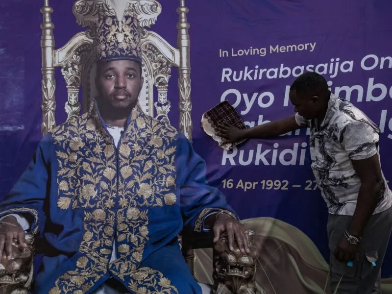 Disputa pela sucessão deixa família real de Uganda sob restrições no palácio