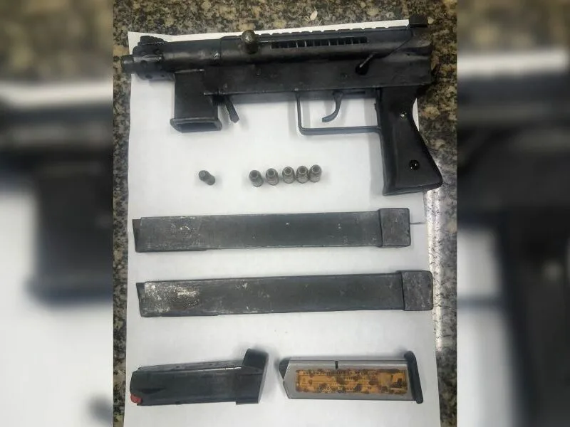 Armas e munições são deixadas por suspeitos durante fuga em Olinda