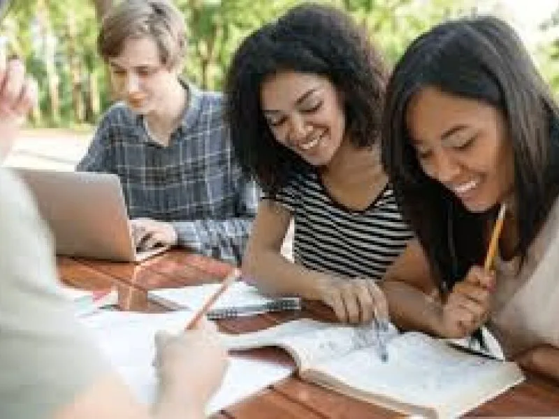 Brasil reduz número de jovens que não estudam nem trabalham, aponta OCDE