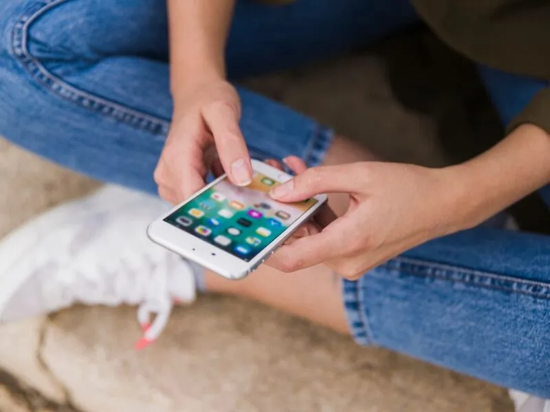 Estudo liga smartphone próprio aos 12 anos a sintomas alimentares aos 14