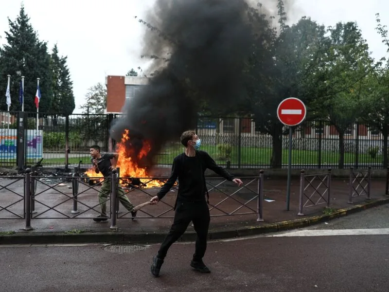 Greves e confrontos estudantis mobilizam milhares na França