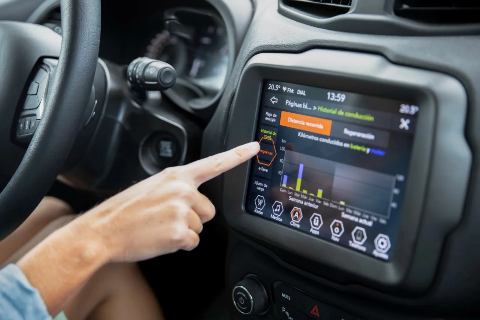 Centrais multimídia para Corolla, Kwid e Cruze têm tela e GPS