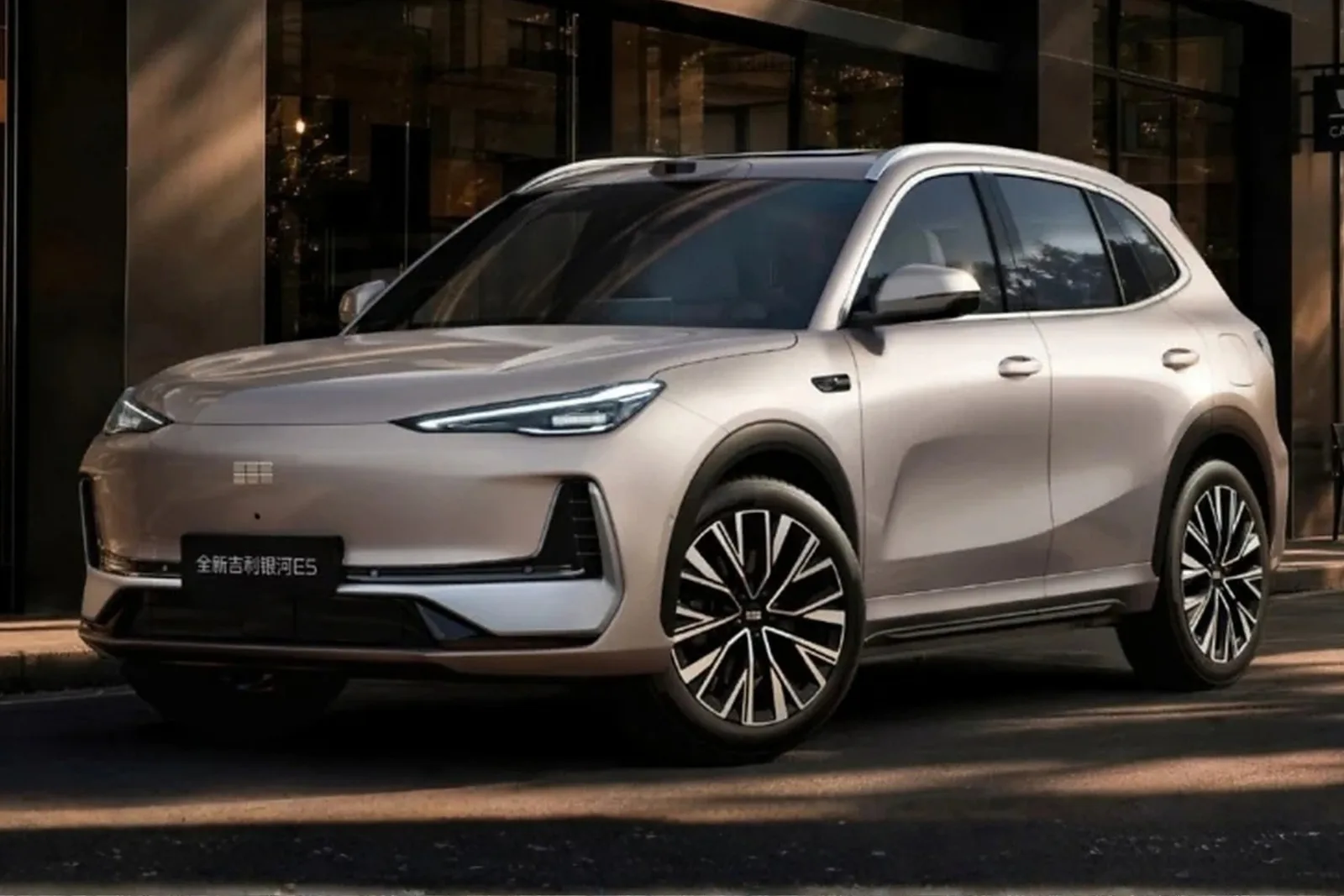 Geely EX5 atualizado chega a 329 cv e autonomia de até 635 km na China