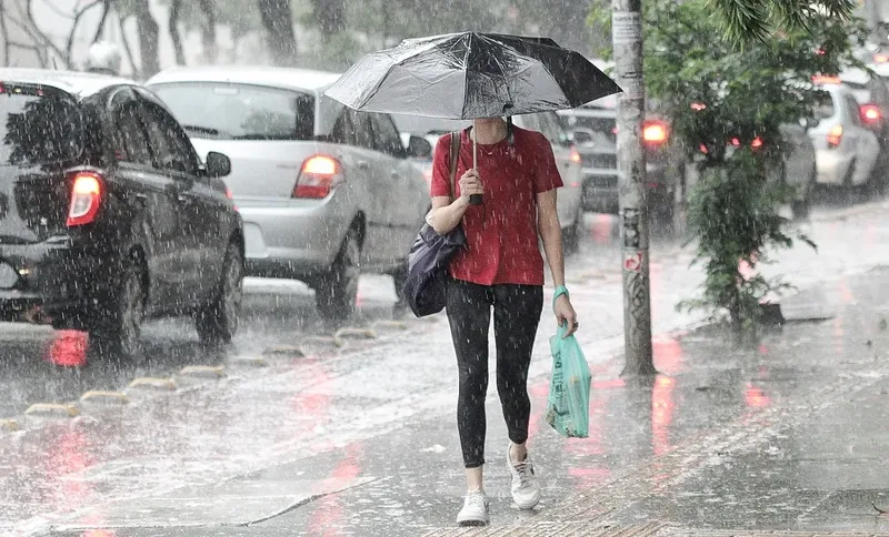 Chuva forte atinge áreas do Sudeste nesta quarta-feira, alerta Inmet