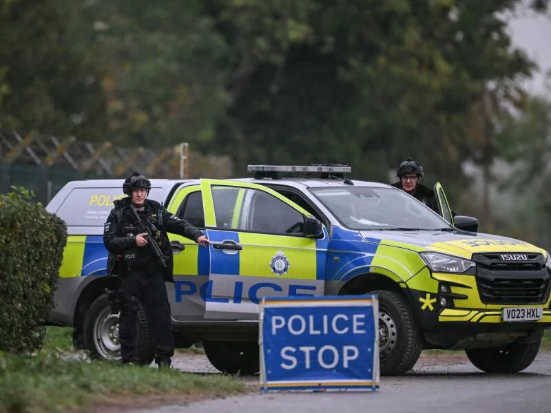 Cinco homens são presos perto de base dos EUA no oeste da Inglaterra