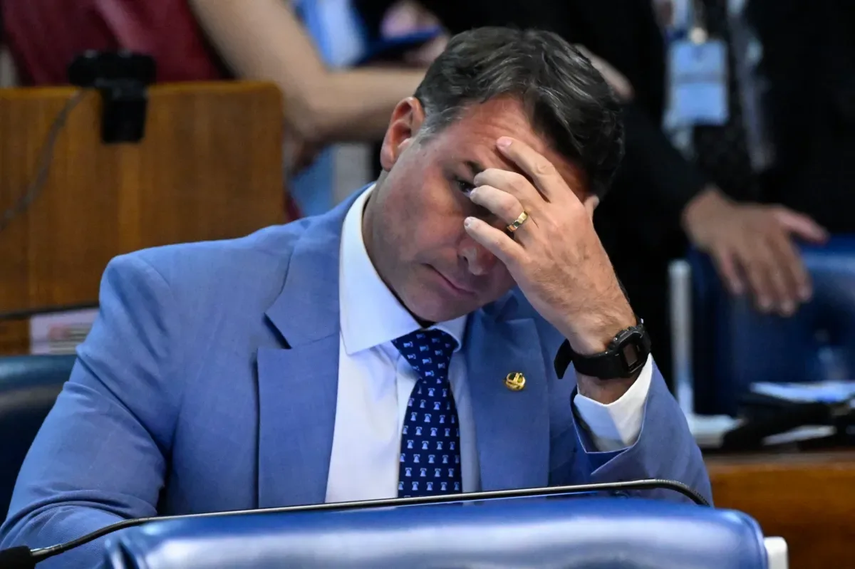 Campanha de Flávio segura plano econômico e prioriza crise no STF