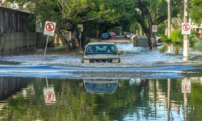 Guaíba recua após atingir 2,02 metros, mas alerta segue em Porto Alegre