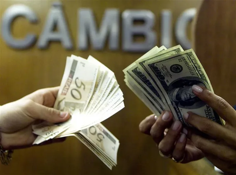 Dólar recua para R$ 5,108 após queda no exterior e atenção à eleição de 2026