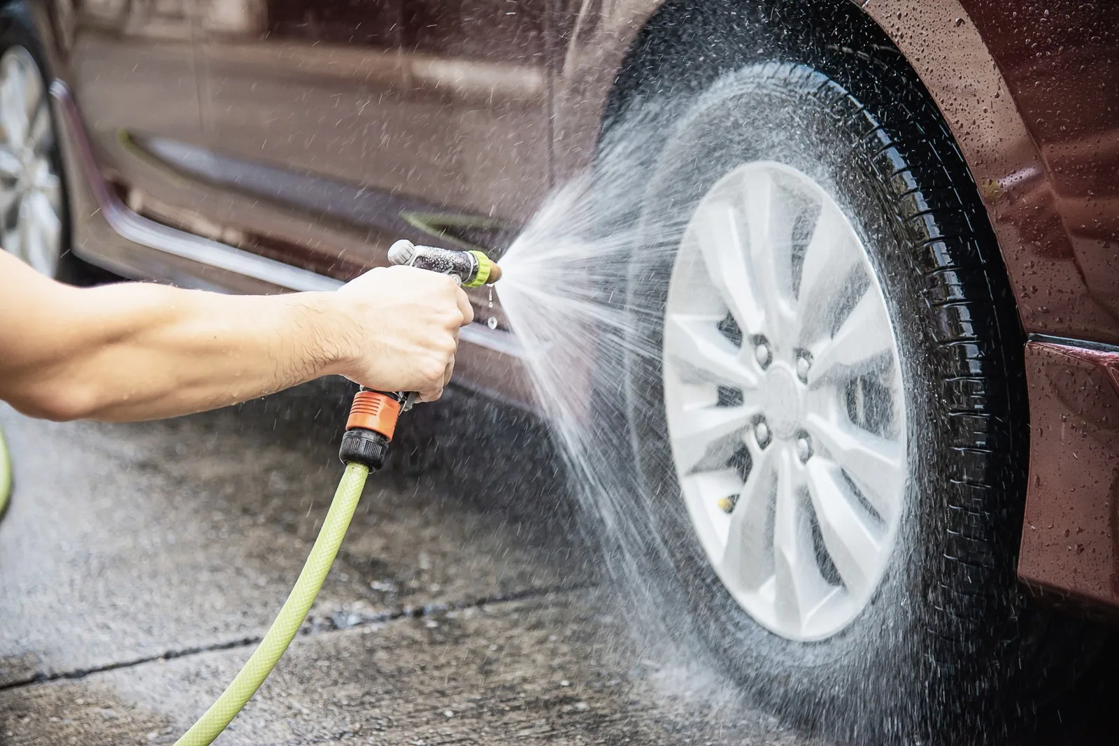 Quatro produtos para limpar rodas e remover fuligem do carro