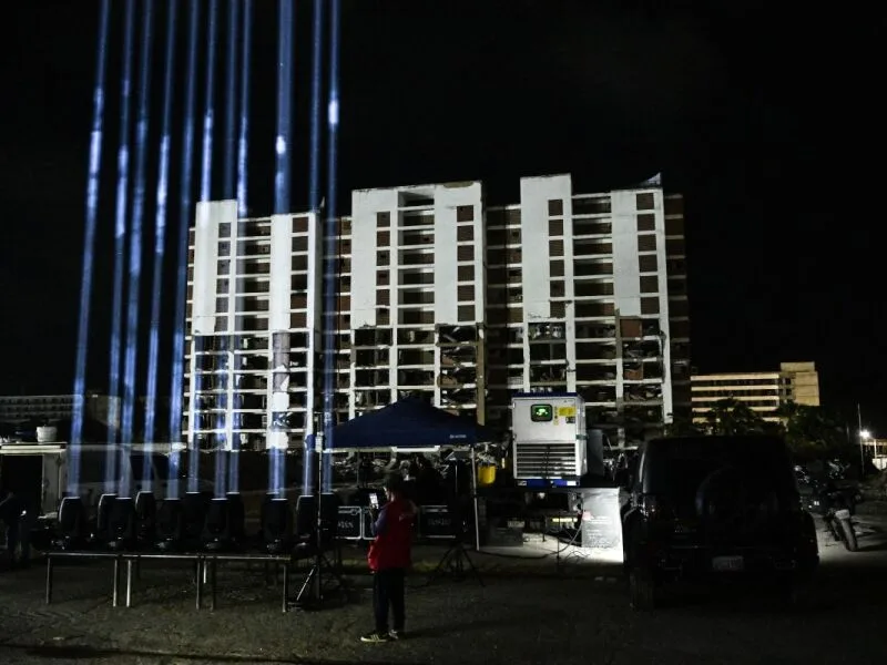 Vigília usa feixe de luz para lembrar vítimas de terremotos na Venezuela