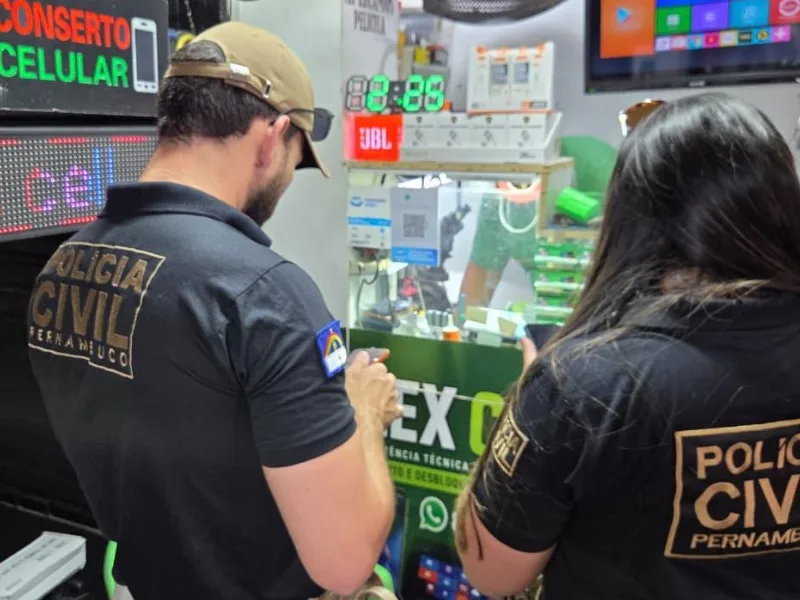 Fiscalização interdita seis lojas e apreende 19 celulares na RMR