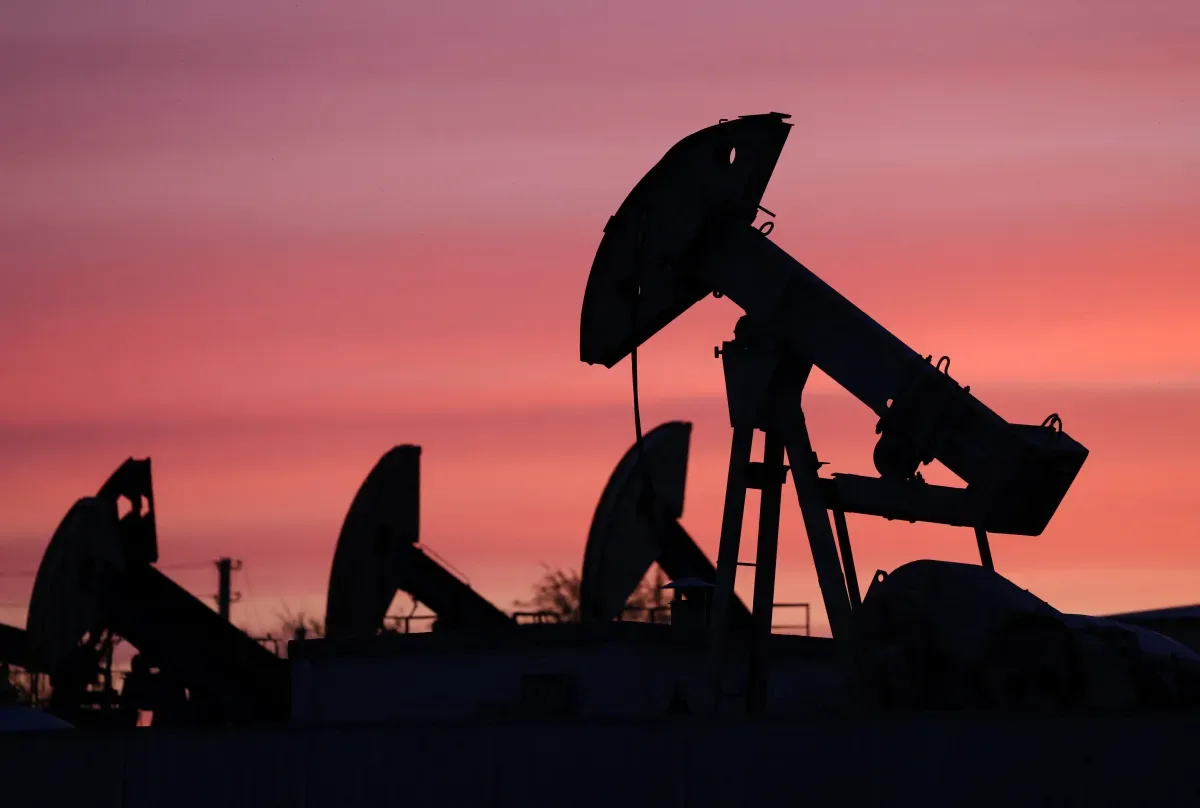 Petróleo cai para perto de US$ 100 com expectativa sobre Irã e exportações sauditas