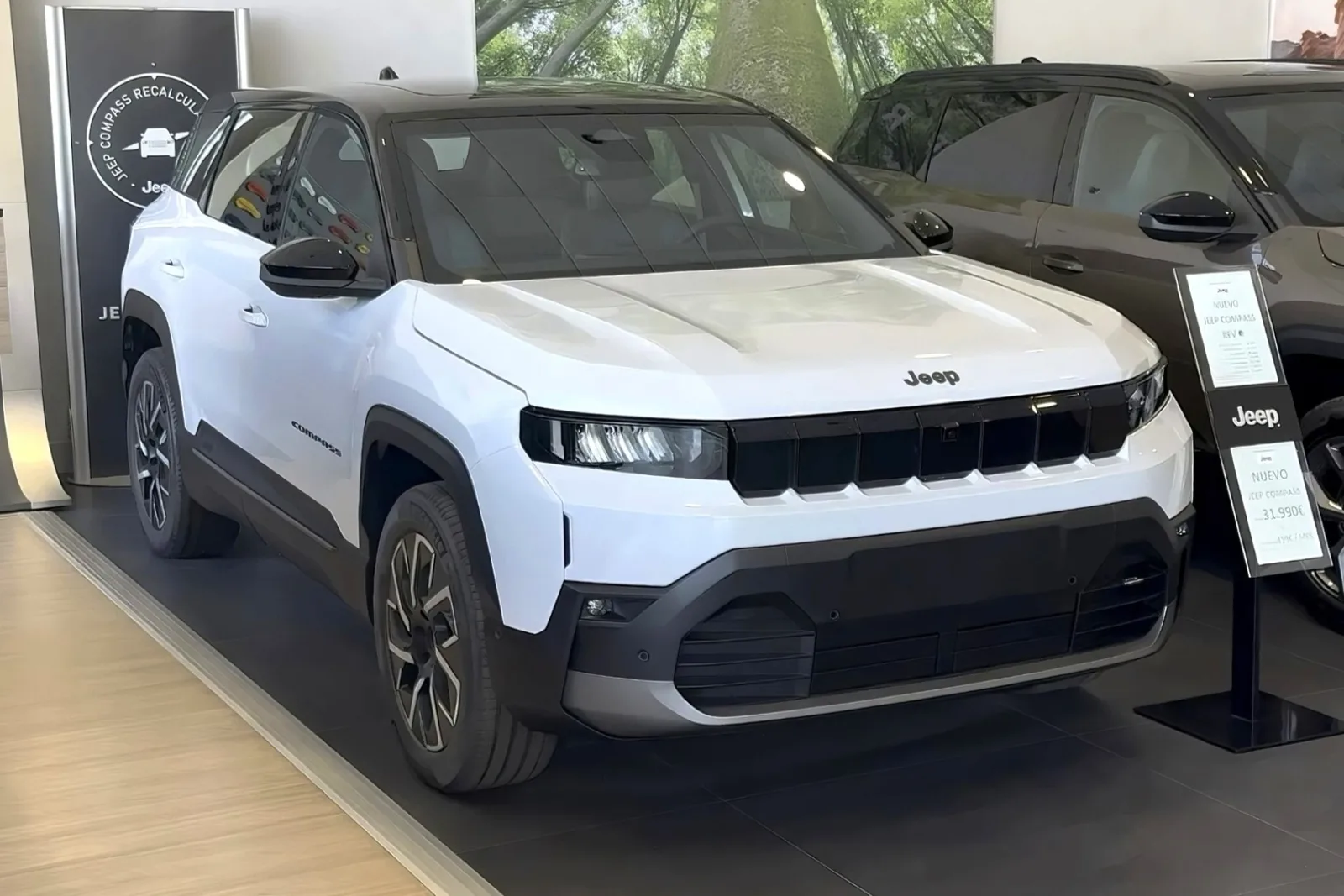 Novo Jeep Compass cresce, amplia o porta-malas e prepara versão híbrida no Brasil