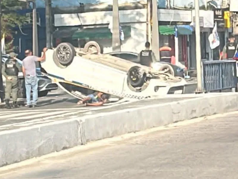 Capotamento altera trânsito na Avenida Norte, no Recife