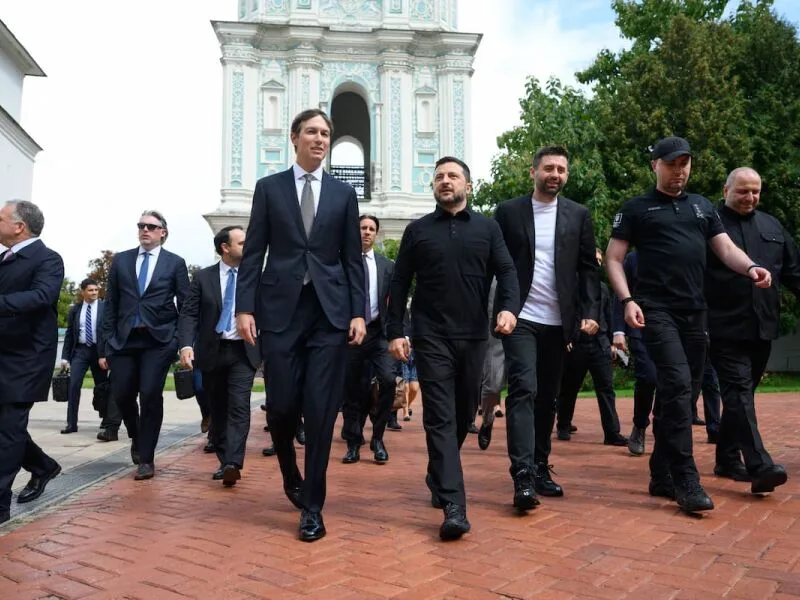 Enviados dos Estados Unidos chegam a Kiev para discutir plano de paz