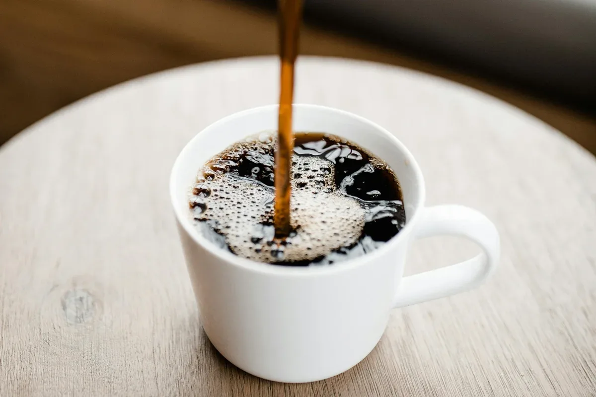 Excesso de café é associado a menor densidade óssea em mulheres mais velhas
