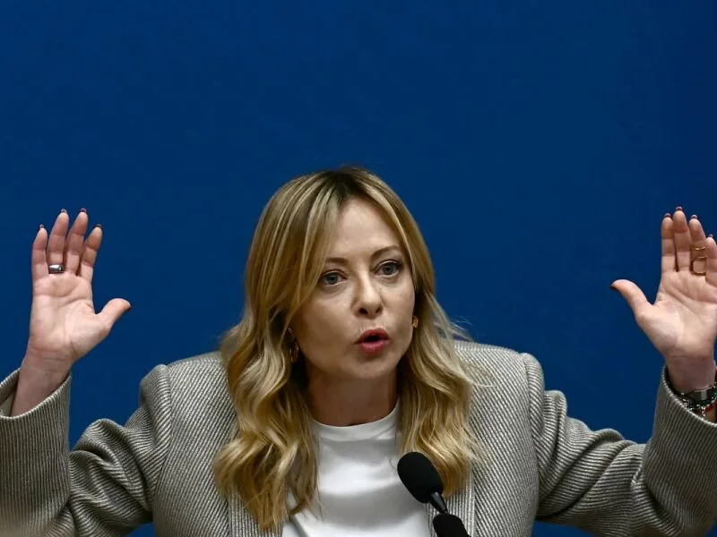 Proposta na Itália prevê aulas de idioma para pais e novas regras nas escolas