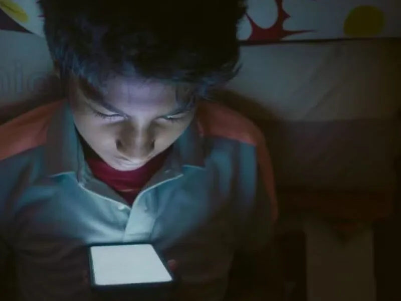 Califórnia aprova 13 leis para proteger menores de redes sociais e chatbots