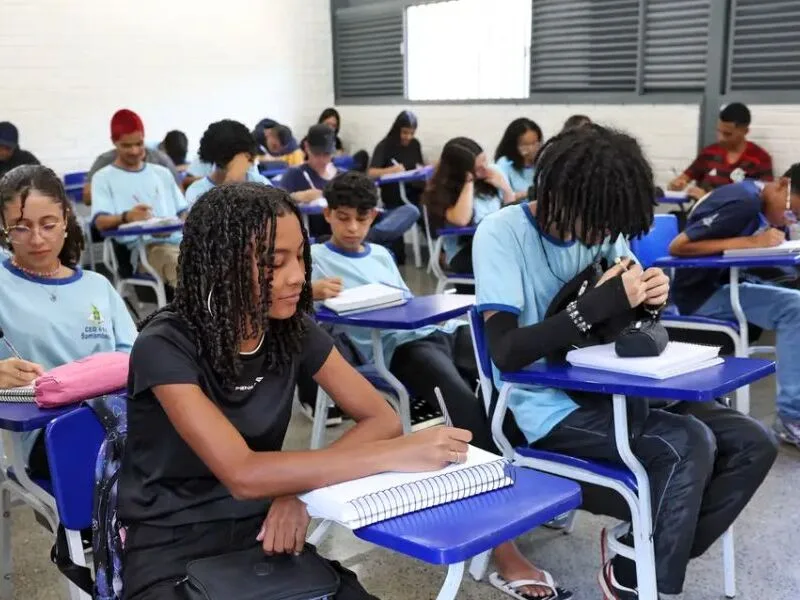 Um em cada cinco alunos não termina o ensino médio no Brasil, diz OCDE