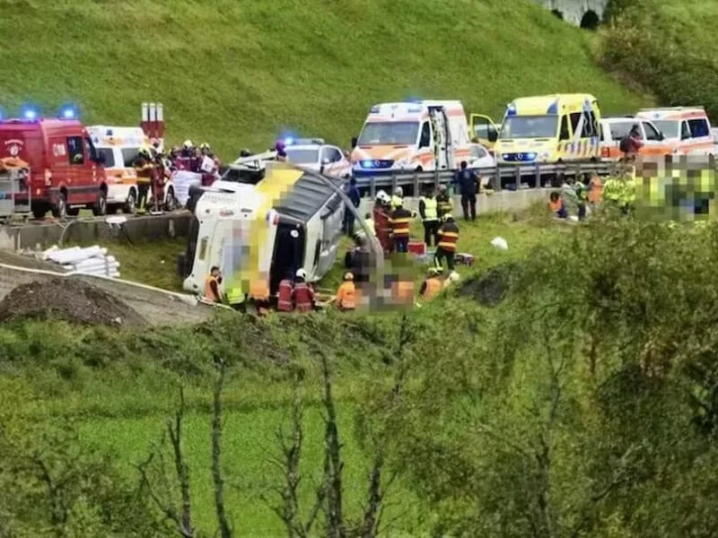 Capotamento de ônibus turístico mata cinco pessoas no leste da Suíça