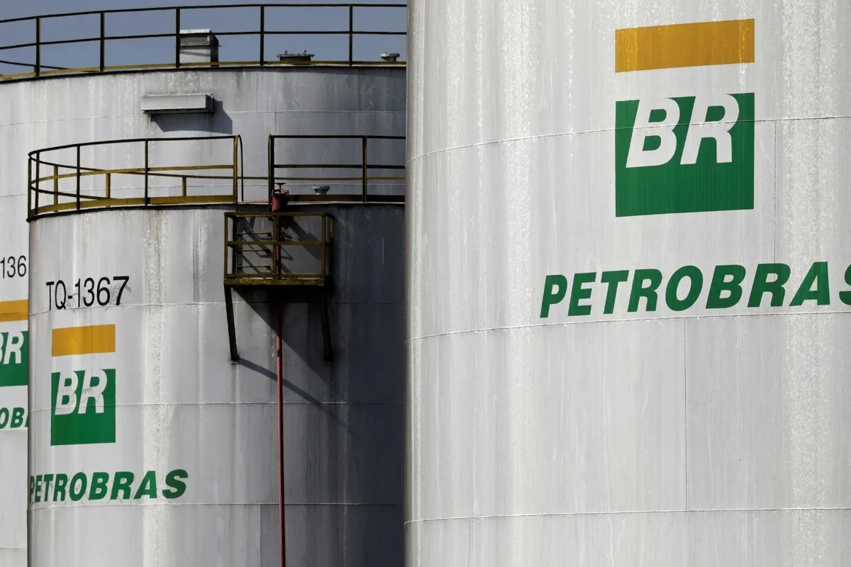 Petrobras ajusta gasolina A, mas redução de tributos neutraliza efeito