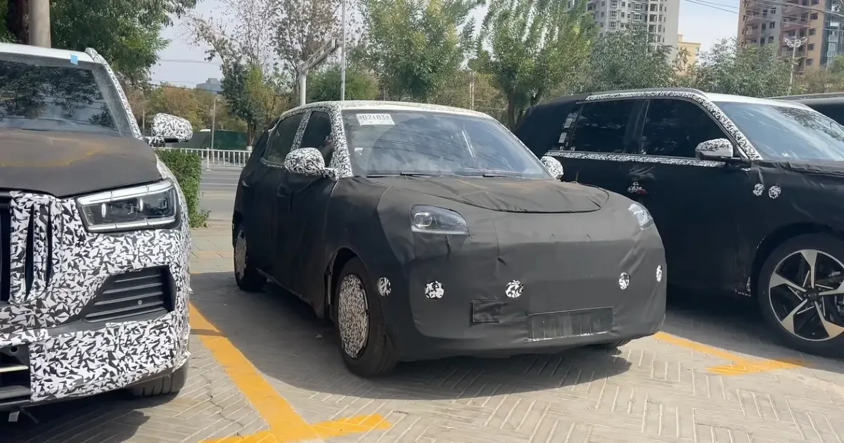 Geely testa hatch elétrico EX1 com tração traseira e suspensão independente
