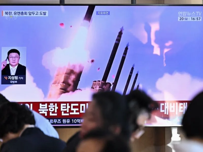 Coreia do Norte dispara míssil balístico e outro projétil no Mar do Leste