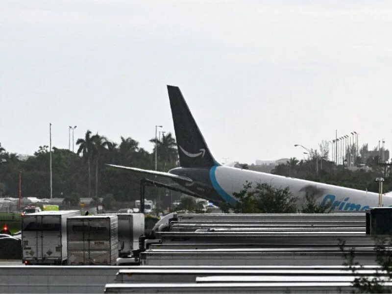 Avião da Prime Air pega fogo após sair da pista em aeroporto de Miami