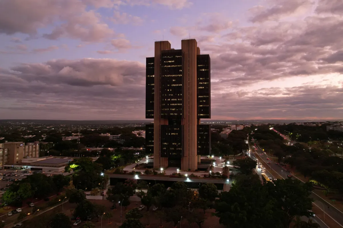 Mercado passa a prever inflação de 4,9% para 2026, acima do limite da meta