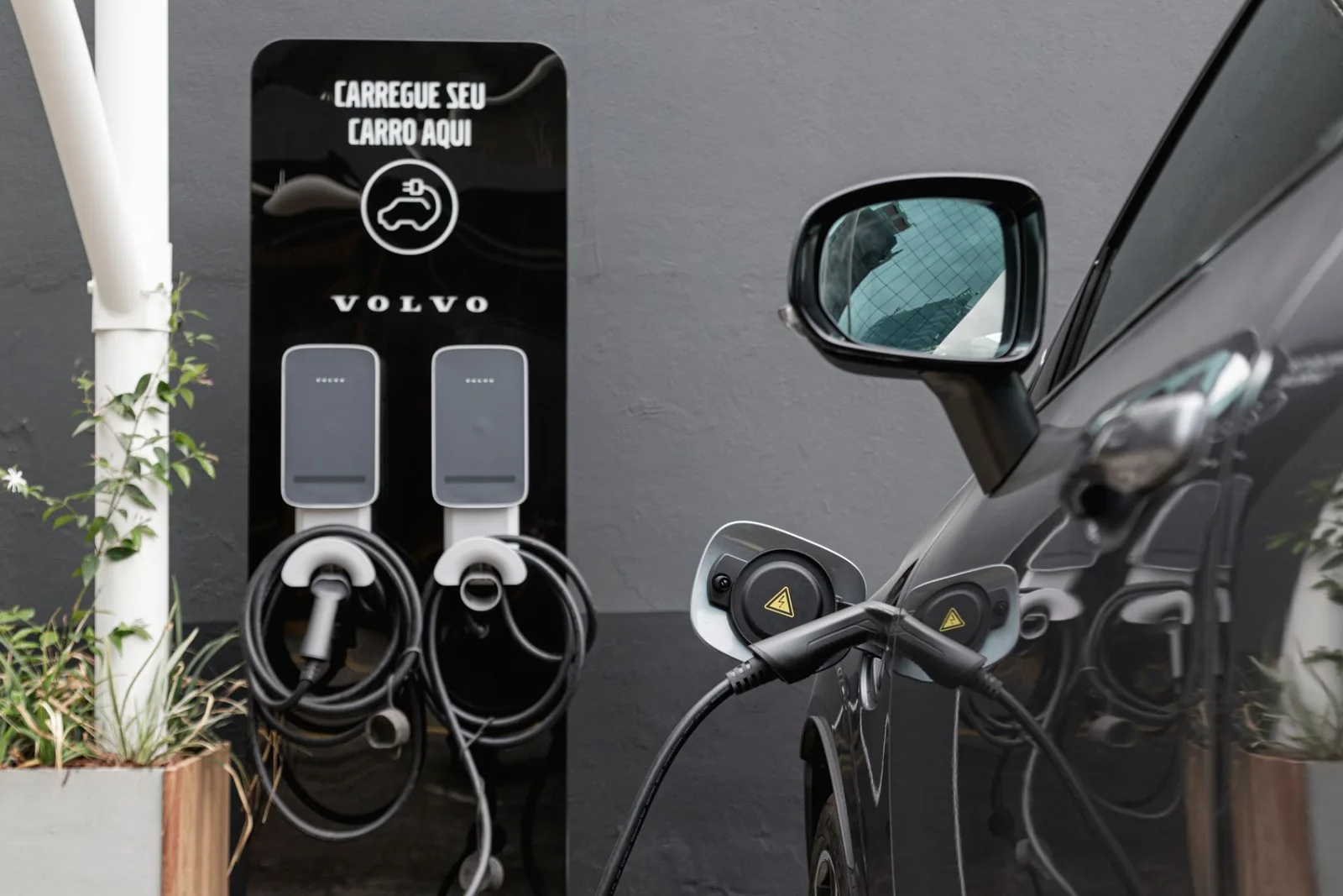Recarga de carro elétrico exige atenção a apps, tarifas e conectores