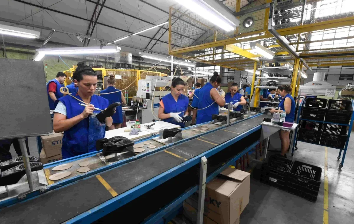 Indústria brasileira perde ritmo em agosto e investimento recua ao menor nível desde 2020