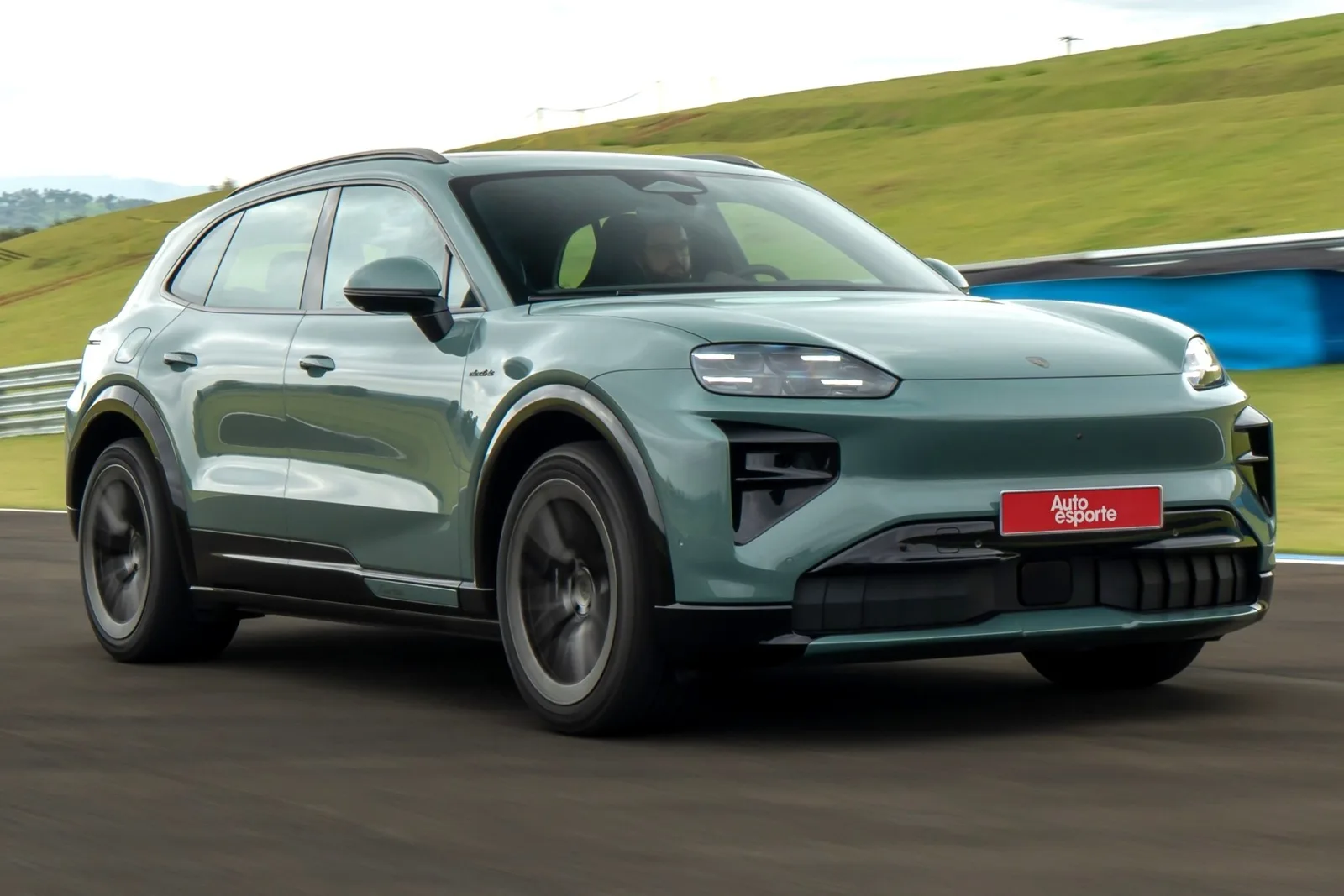 Cayenne elétrico aposta em autonomia, tecnologia e controle nas curvas