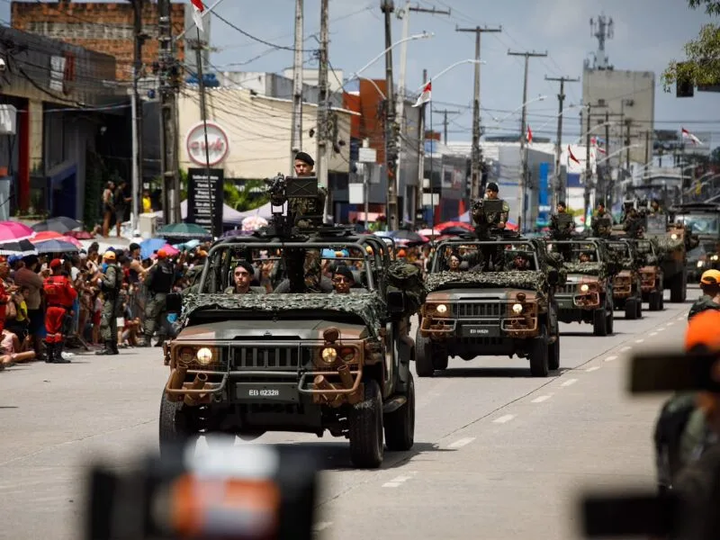 Desfile de 7 de Setembro reúne escolas, tropas e público no Recife