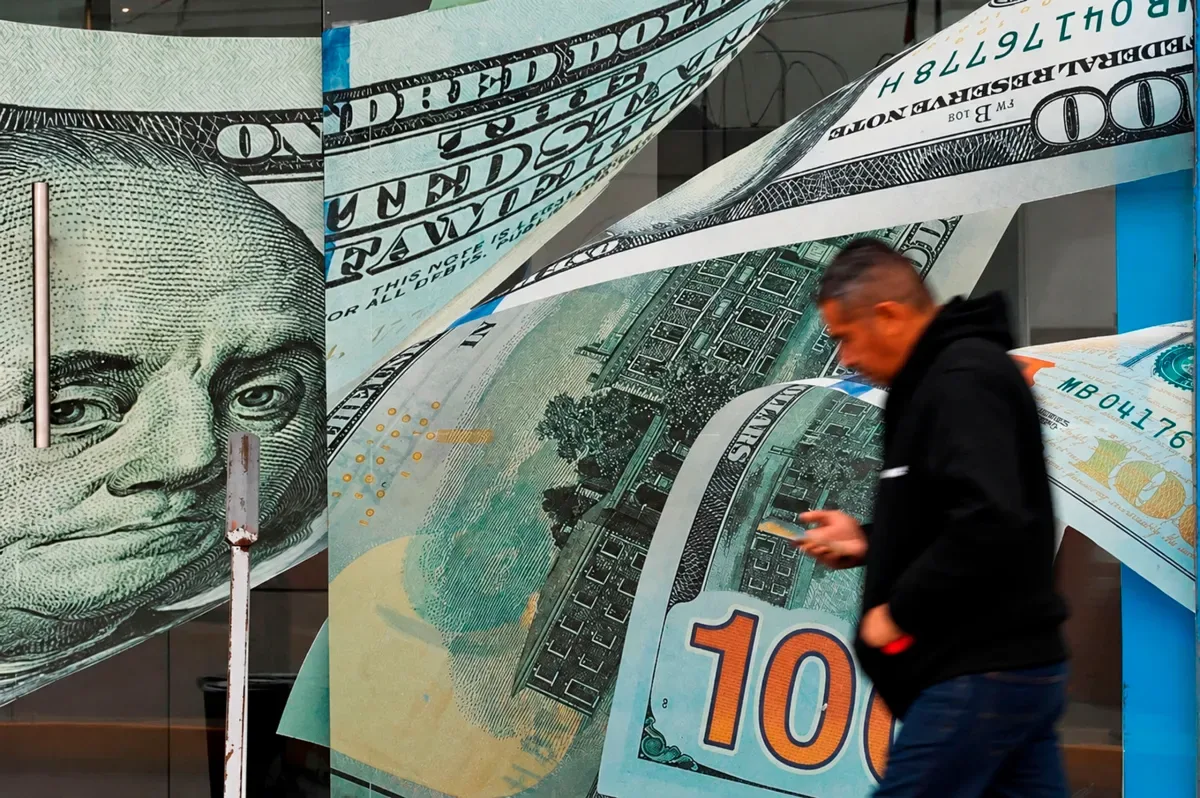 Dólar sobe 0,47% com cautela antes de decisões no caso Master