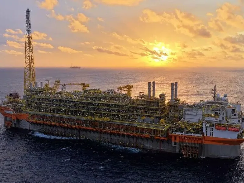 Petrobras adere a subsídio e mantém preço do diesel para revendedoras