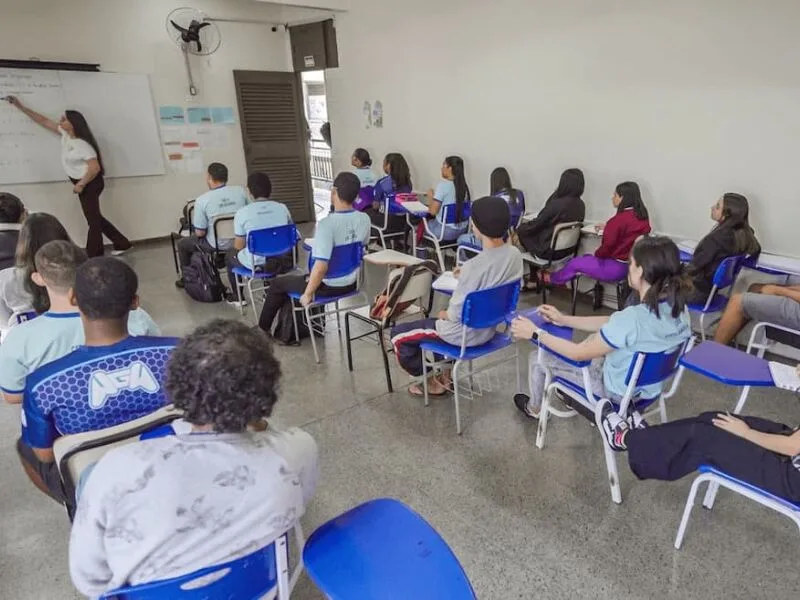 Pisa 2025: Brasil avança na recuperação, mas continua abaixo da OCDE